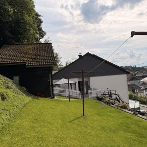 Garten mit Blick auf Haus und Partyhaus