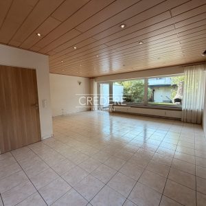 Wohnzimmer mit Fensterfront